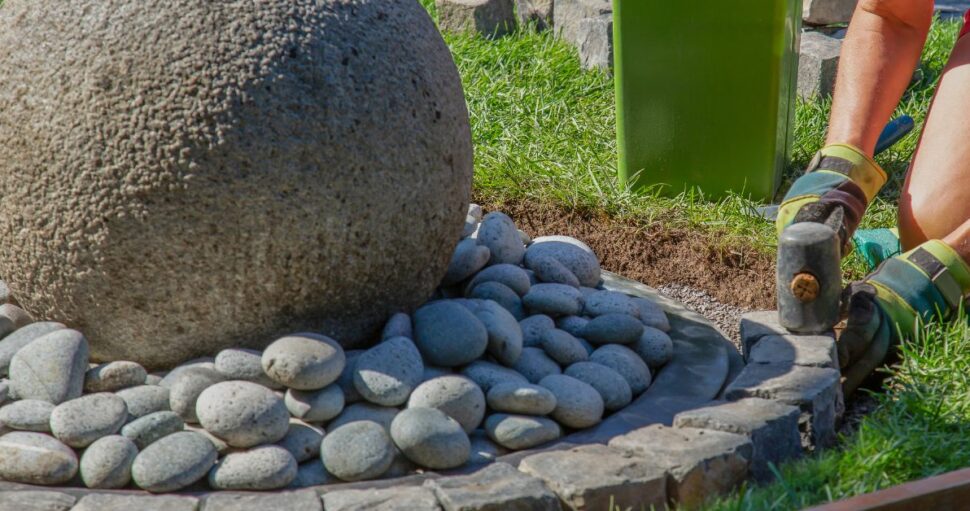 ¿Qué se pone debajo de las piedras de jardín?