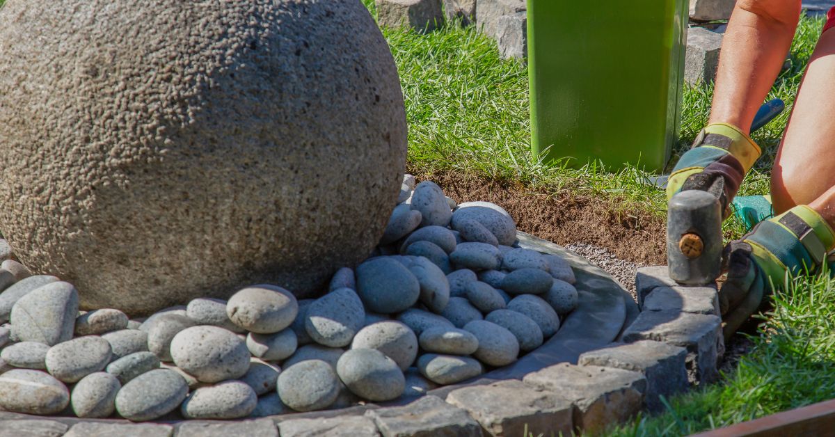 Instalación de piedras decorativas en proyecto de paisajismo en Santiago